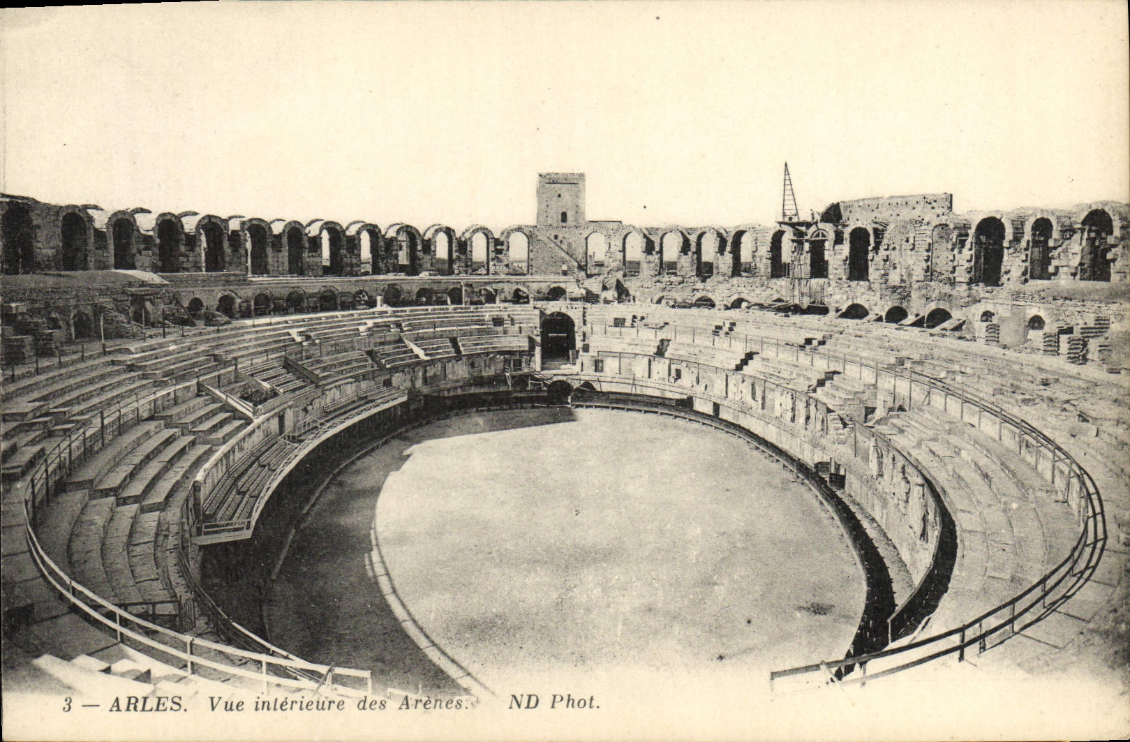 CPA Arles Vue interieure des Arenes