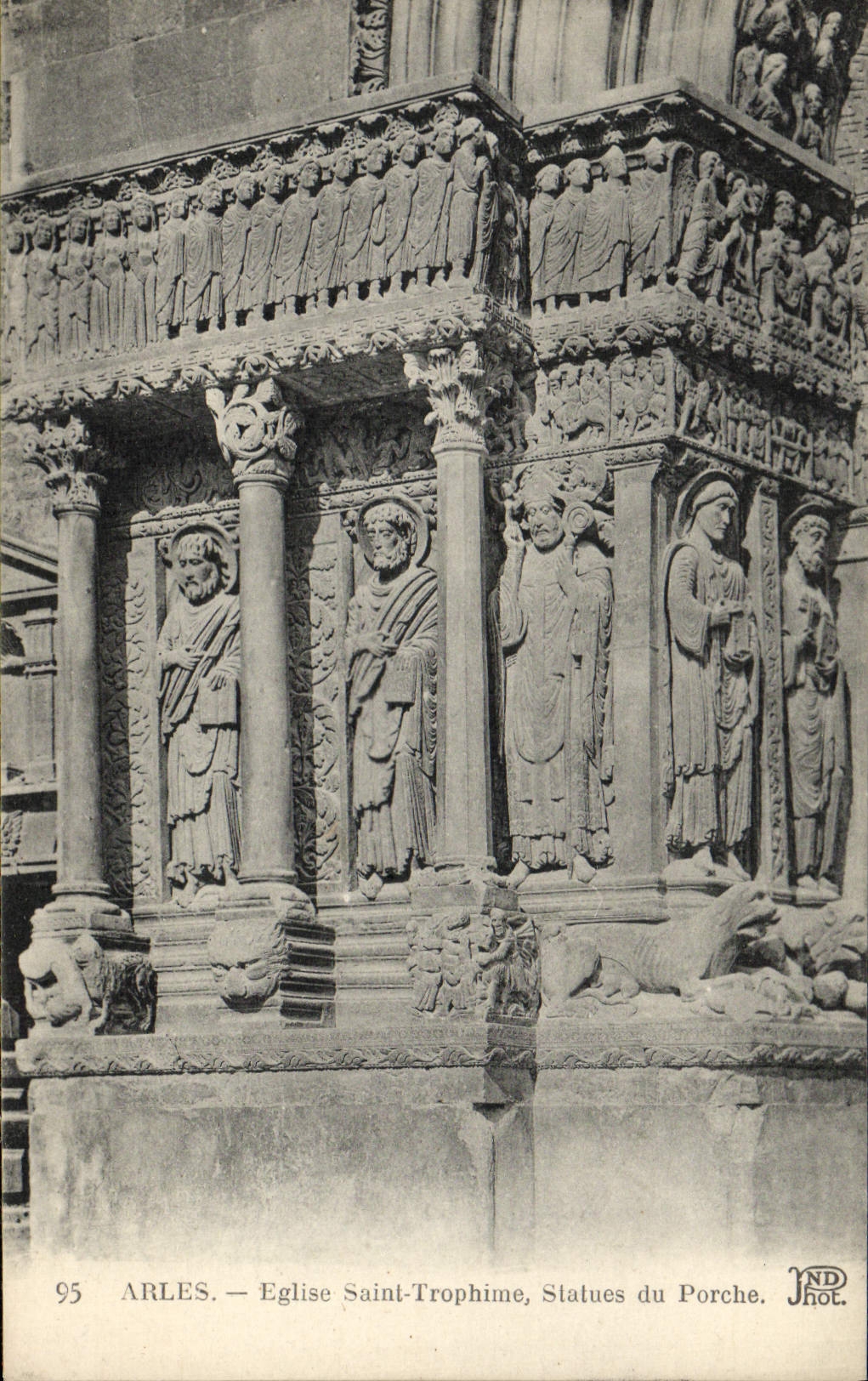 CPA Arles Eglise Ste Trophime Statues du porche