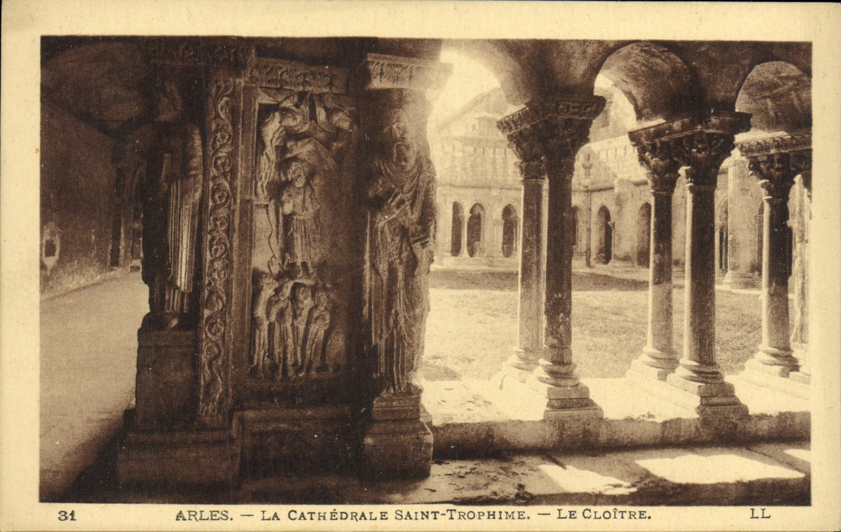 CPA Arles La Cathedrale Saint Trophime Le cloitre