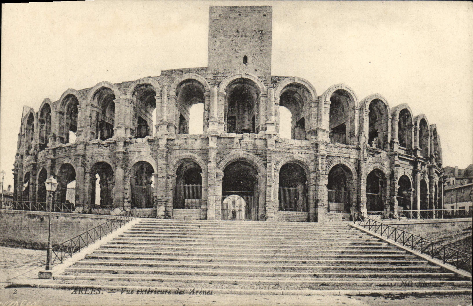 CPA Arles Vue exterieure des Arenes