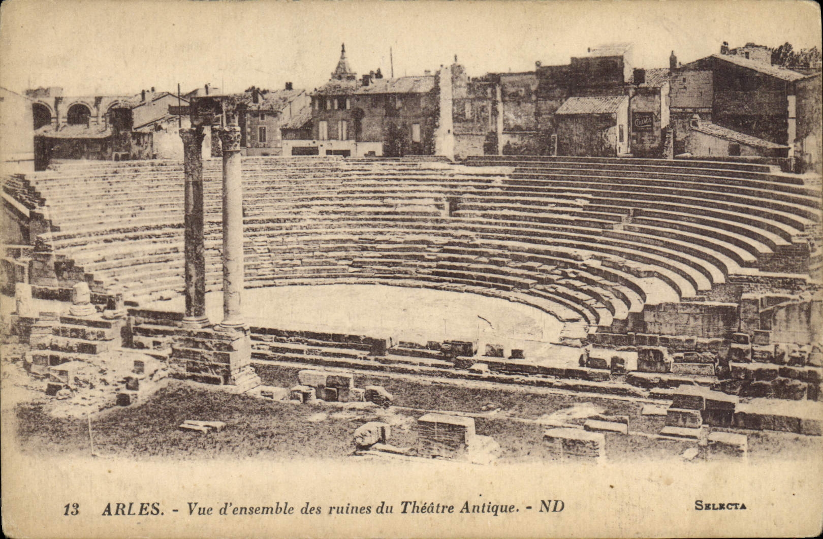CPA Arles Vue d'ensemble des Ruines du Theatre Antique