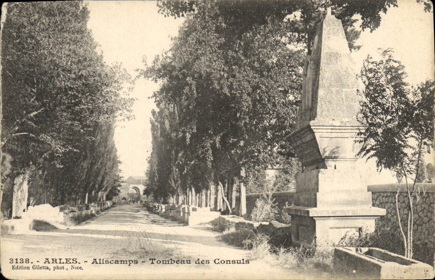 VINTAGE POSTCARD Arles Aliscamps Tomb of the Consuls