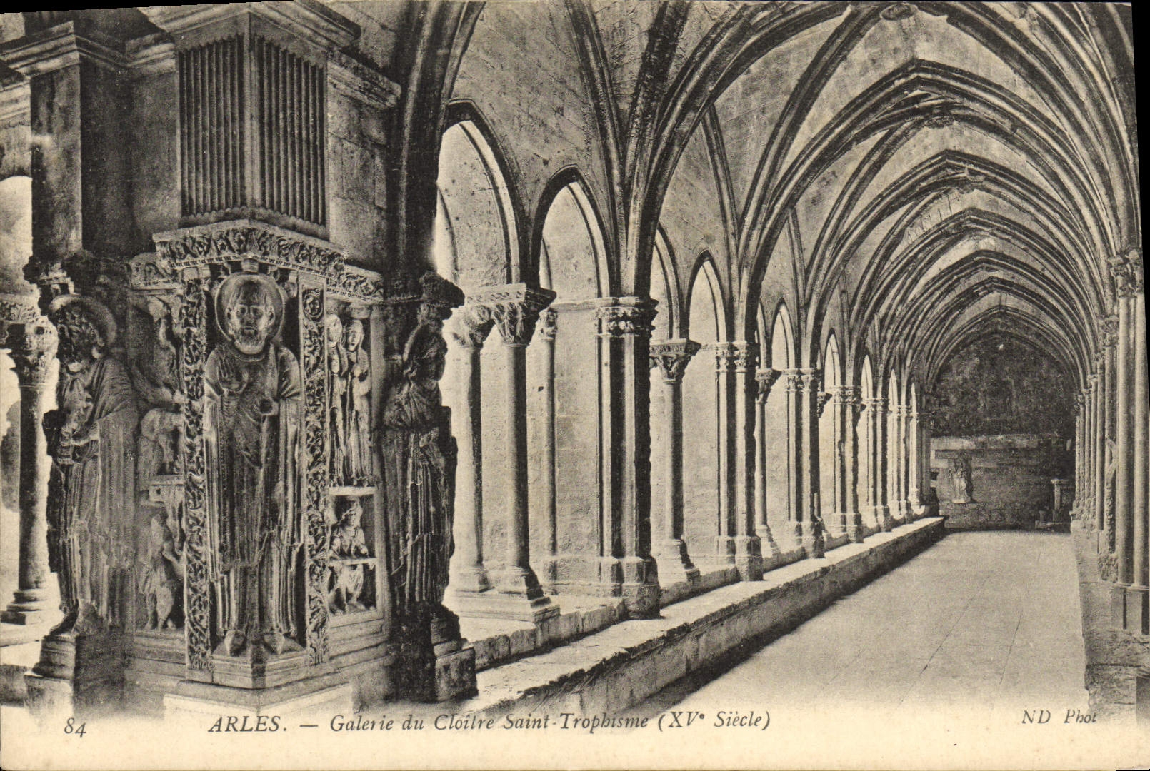 CPA Arles Galerie du Cloitre Saint Trophisme