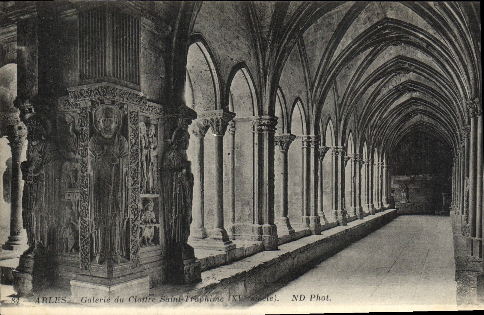 CPA Arles Galerie du Cloitre Saint Trophisme