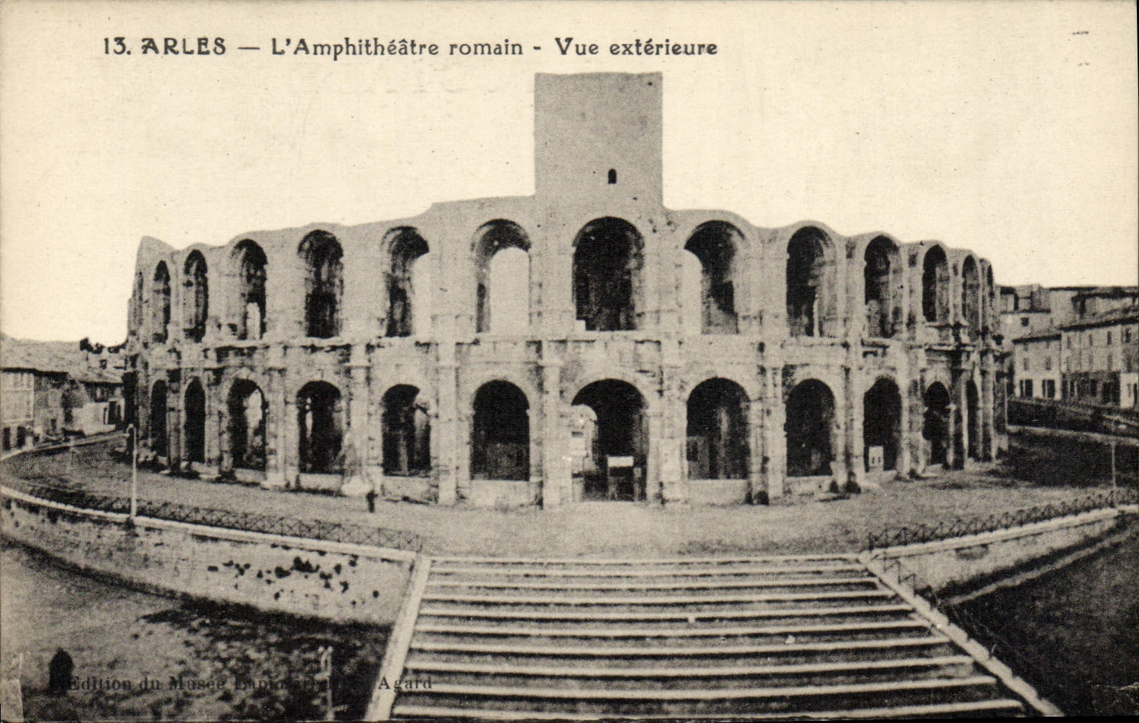 CPA Arles L'Amphitheatre Romain Vue Exterieure