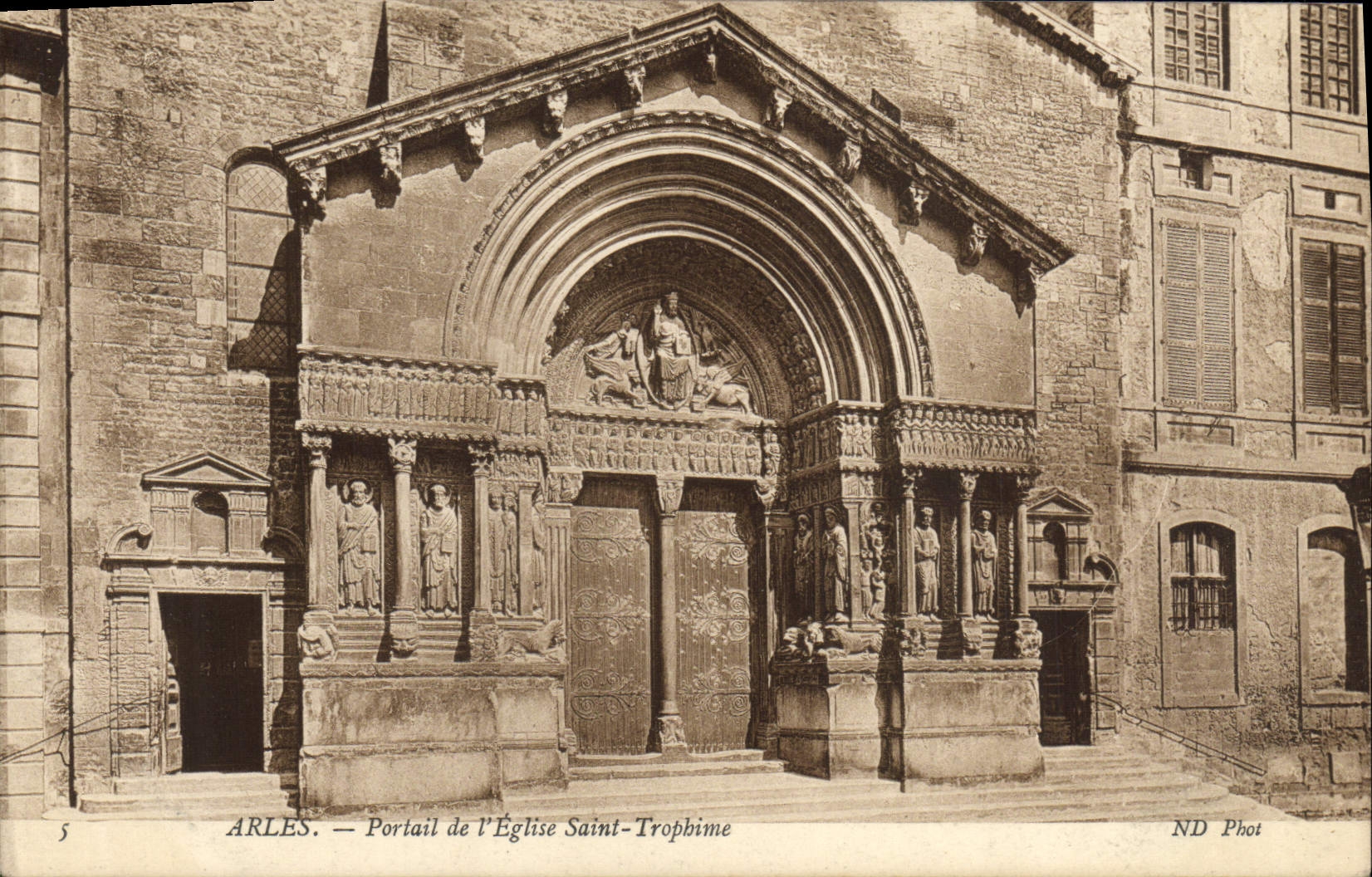 CPA Arles Portail de L'Eglise Saint Trophime
