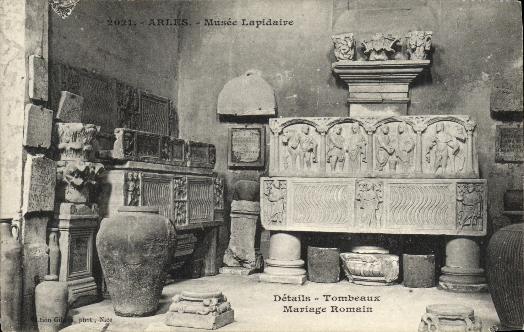 CPA Arles Musee Lapidaire Details Tombeaux Mariage Romain