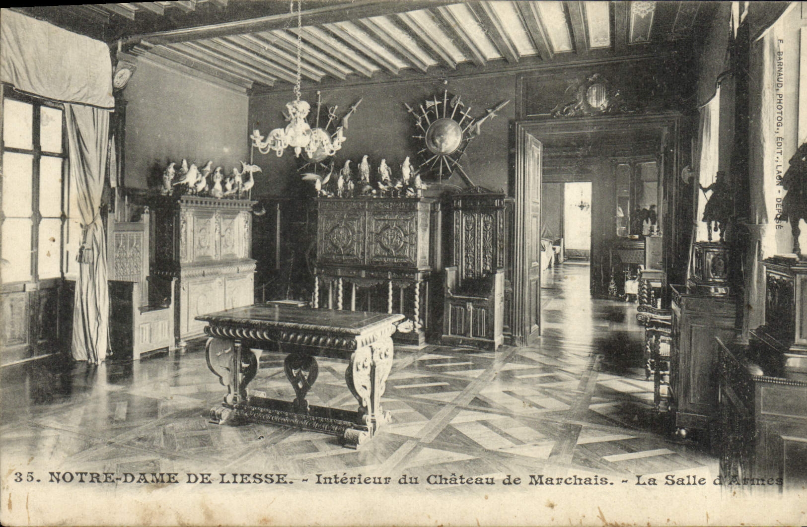 CPA Notre Dame de Liesse Interieur du Chateau de Marchais La salle d'armes