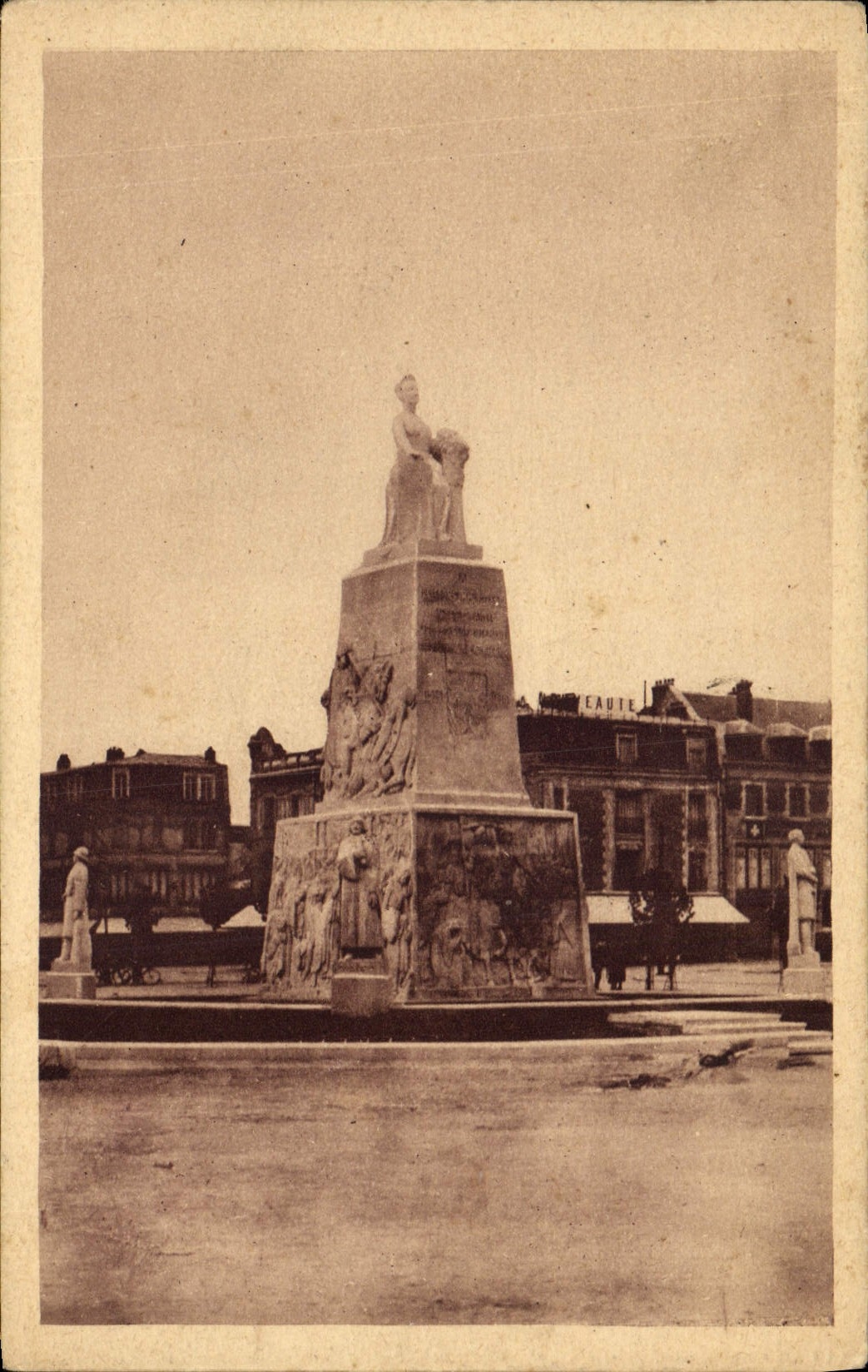 CPA Soissons Place Centrale et Monument aux Morts Militaria