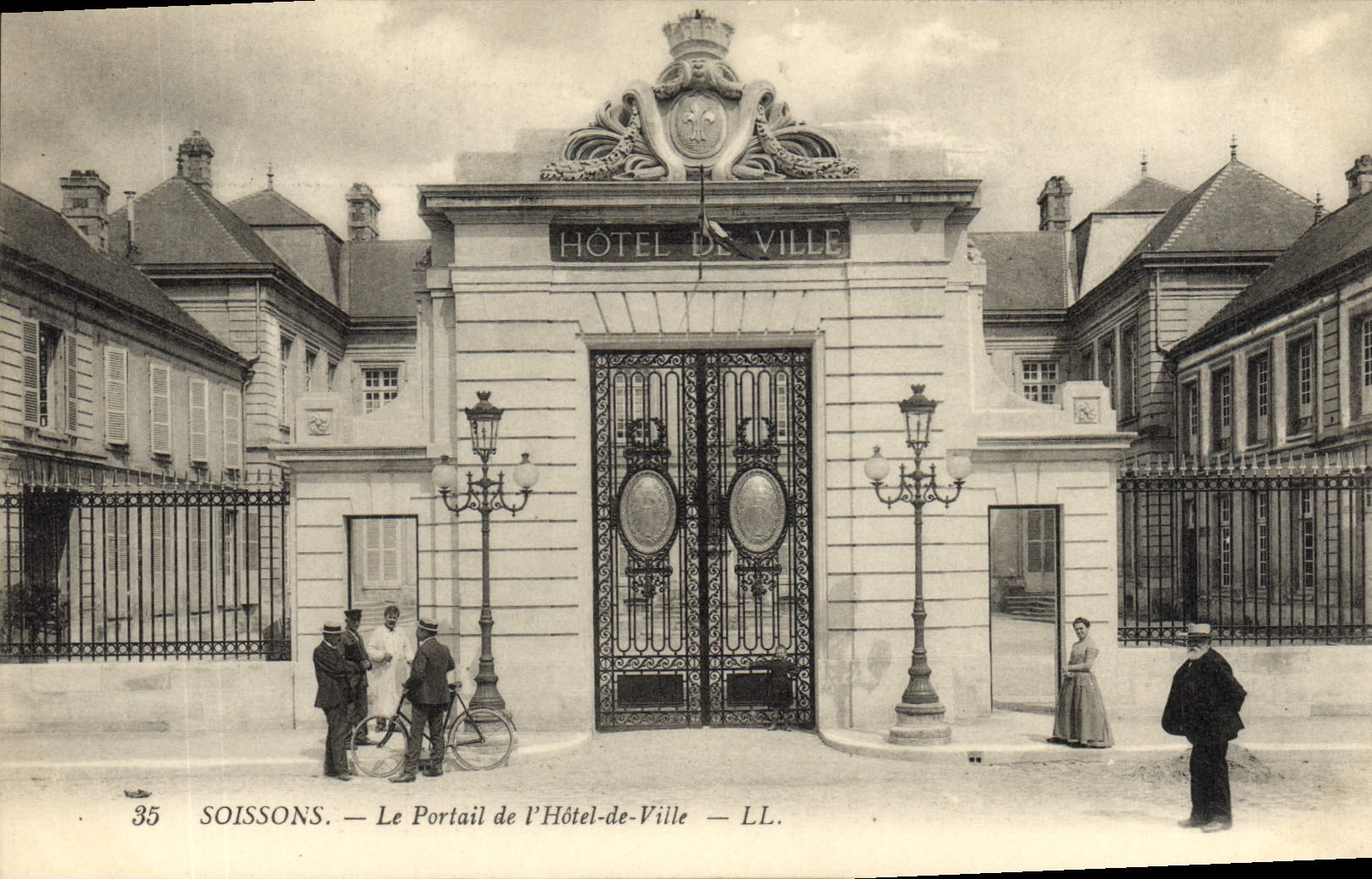 VINTAGE POSTCARD Soissons the Gate of the Town hall