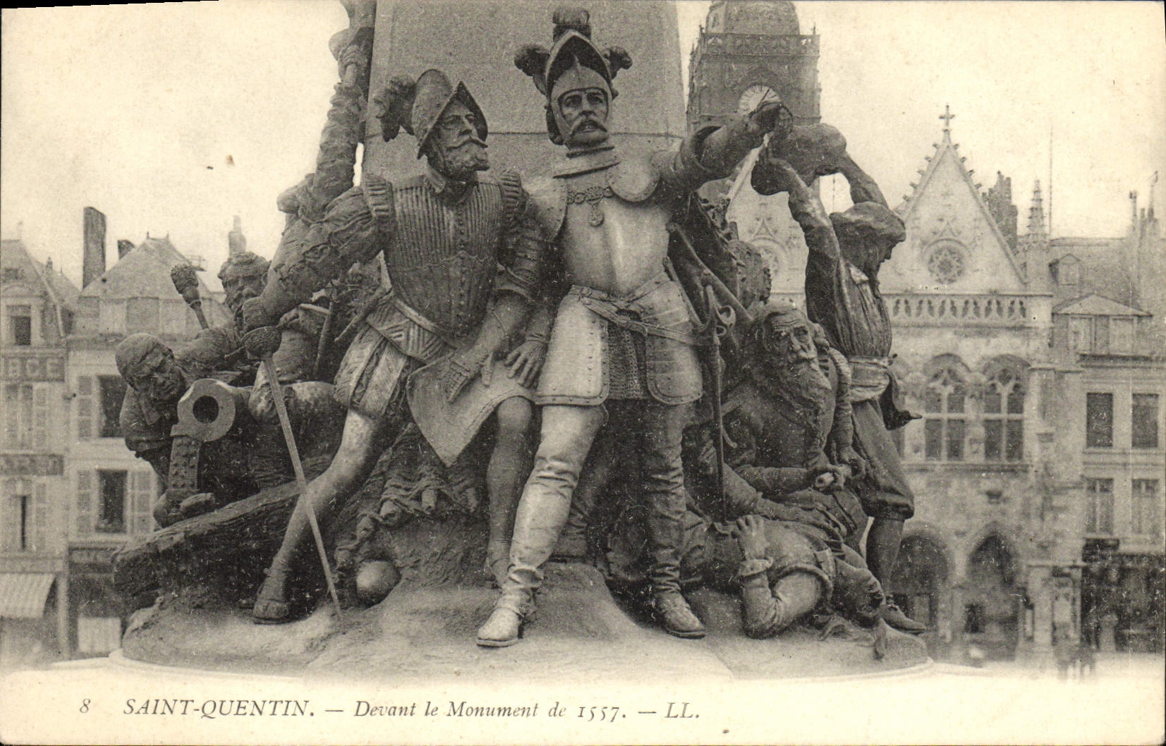 Saint Quentin de la POSTAL de la VENDIMIA delante del monumento de Militaria 1557