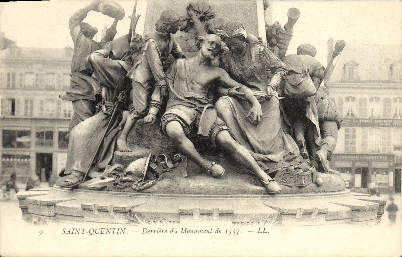 Saint Quentin de la POSTAL de la VENDIMIA detrás del monumento de 1557