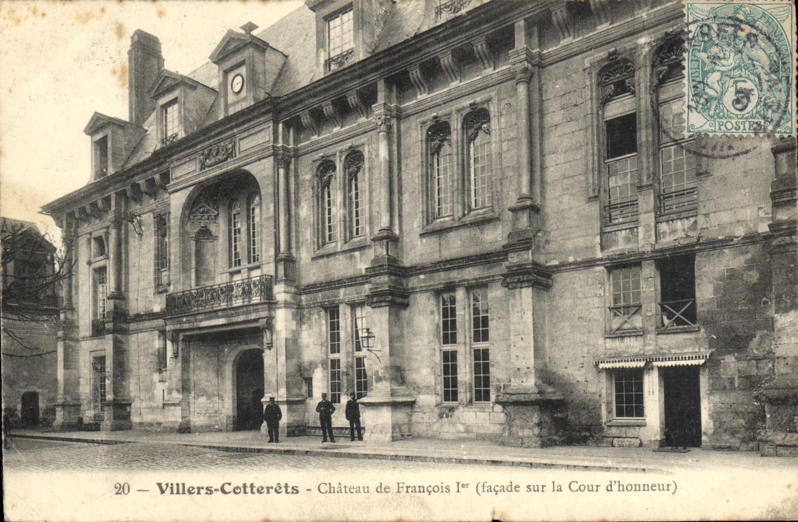 VINTAGE POSTCARD Villers Cotterets Castle of François L er Frontage on the main courtyard