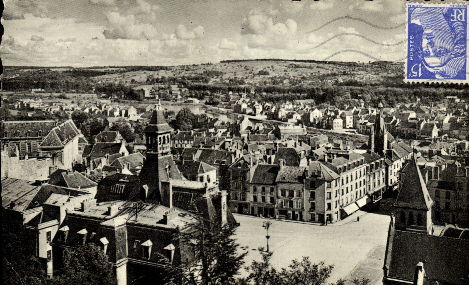 Opinión del castillo de Thierry de la POSTAL de la VENDIMIA tomada del castillo viejo