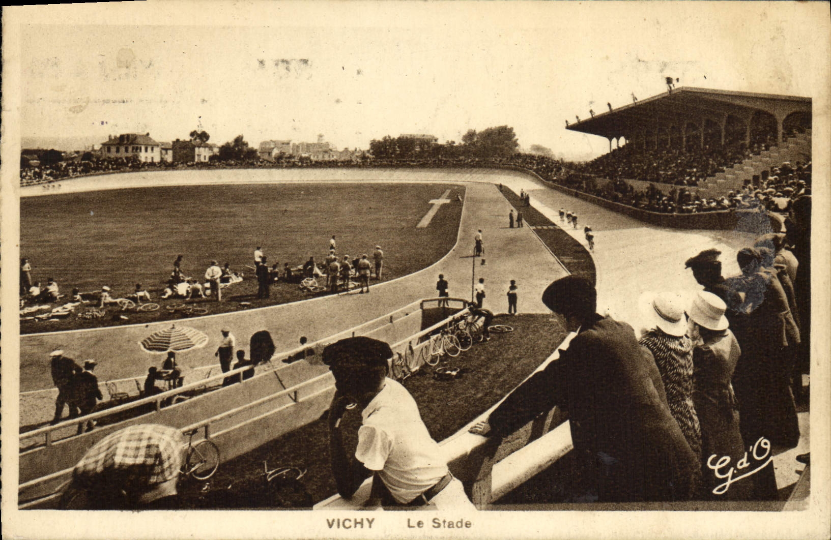 VINTAGE POSTCARD Vichy the Stage