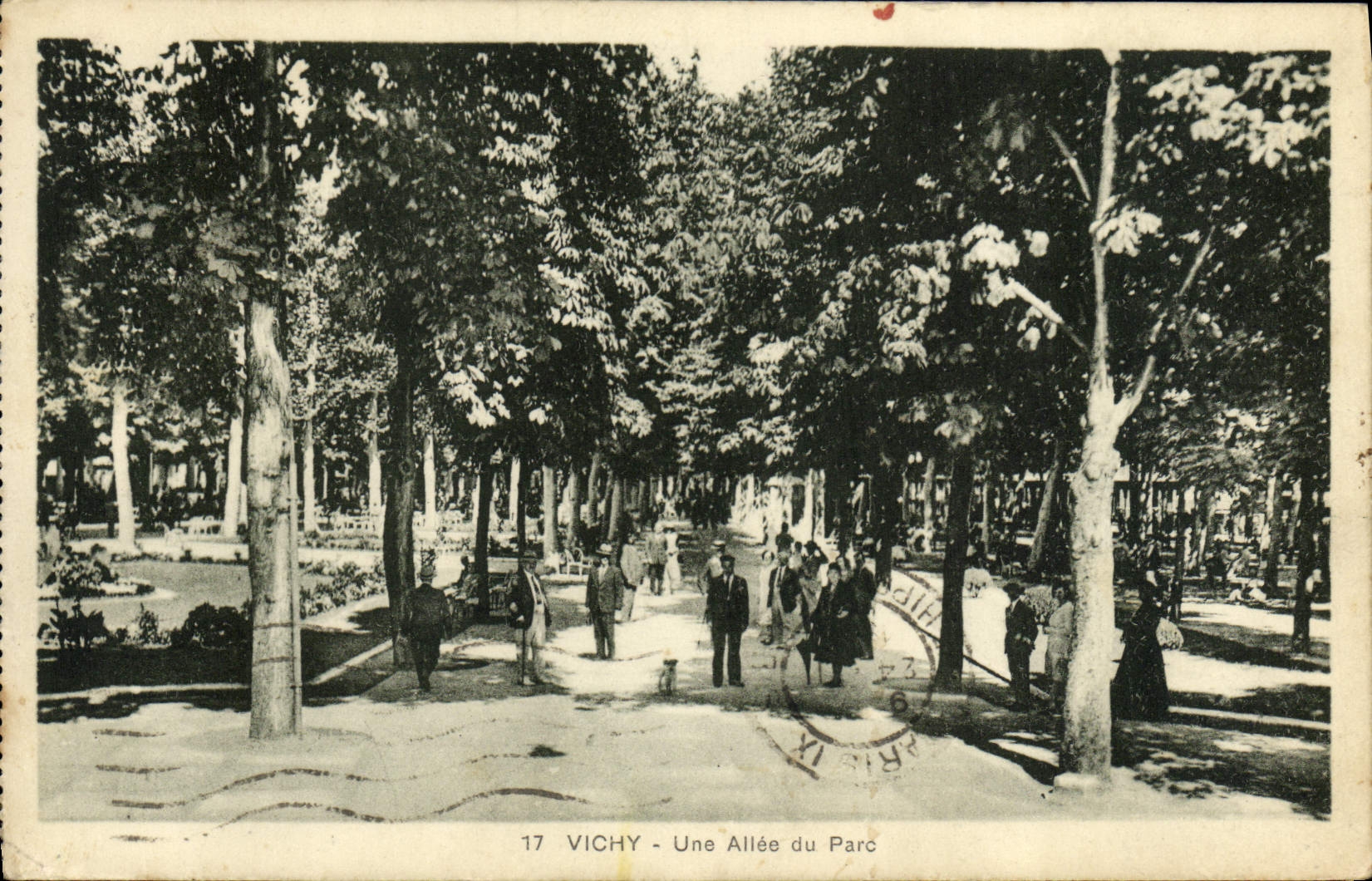 CPA Vichy Une Allee du Parc 