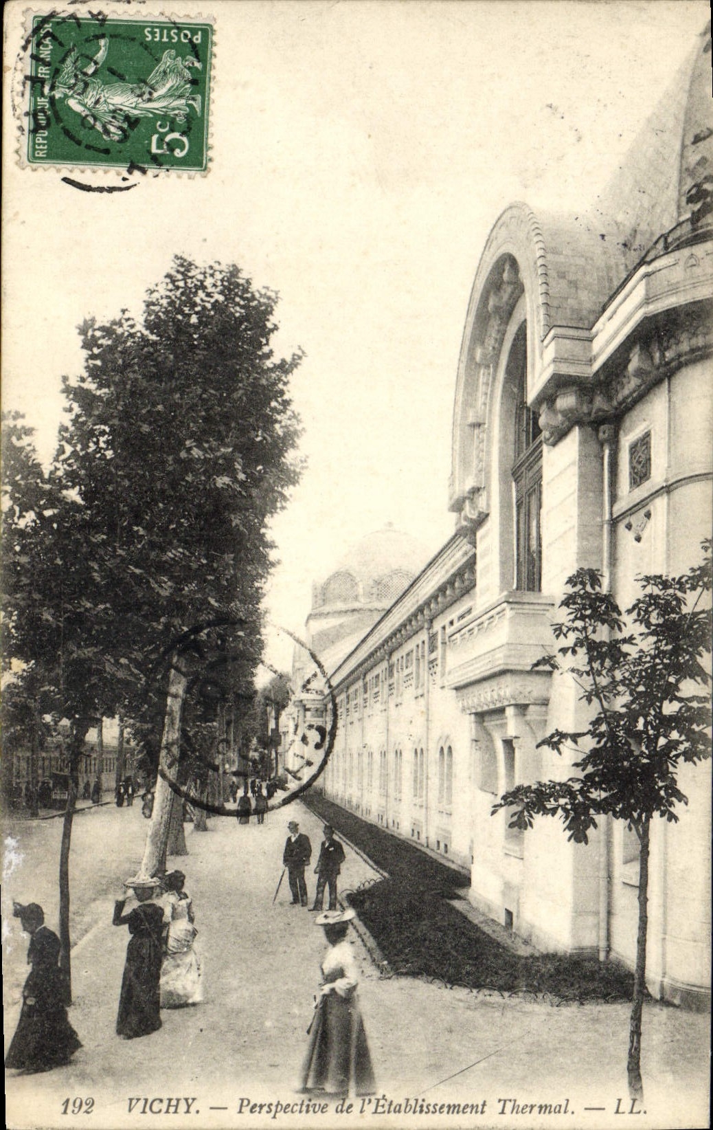 CPA Vichy Perspective de l'Etablissement Thermal 