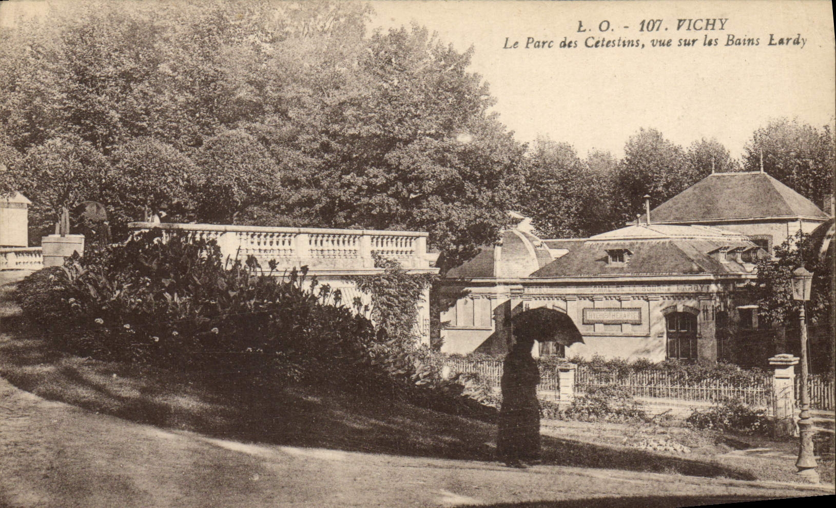 CPA Vichy Le Parc des Celestins vue sur les bains LArdy
