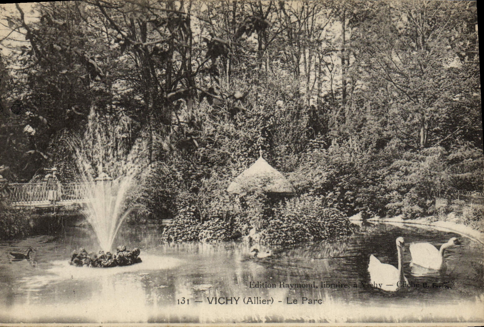VINTAGE POSTCARD Vichy the Park Swans