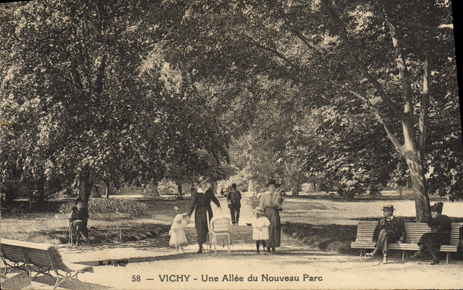 VINTAGE POSTCARD Vichy an Alley of the New Park