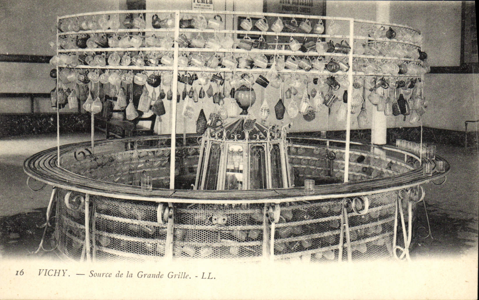 CPA Vichy Source de la Grande Grille