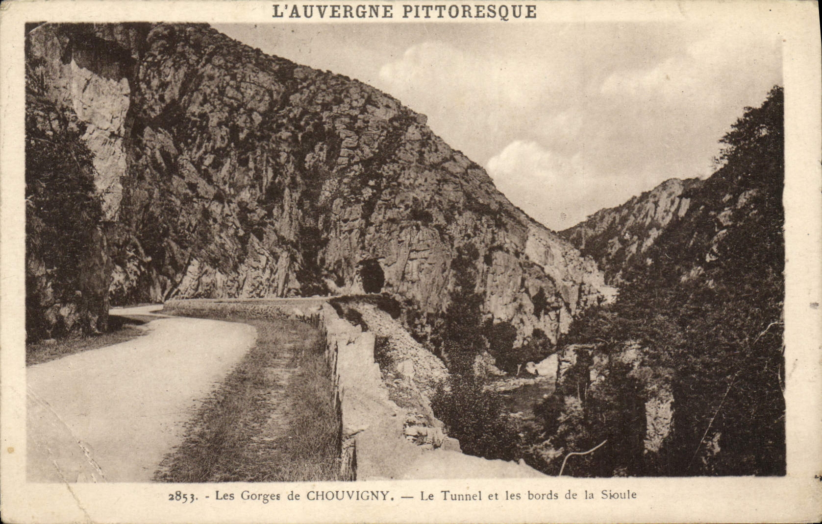 CPA Les Gorges de Chouvigny Le Tunnel et les bords de la Sioule