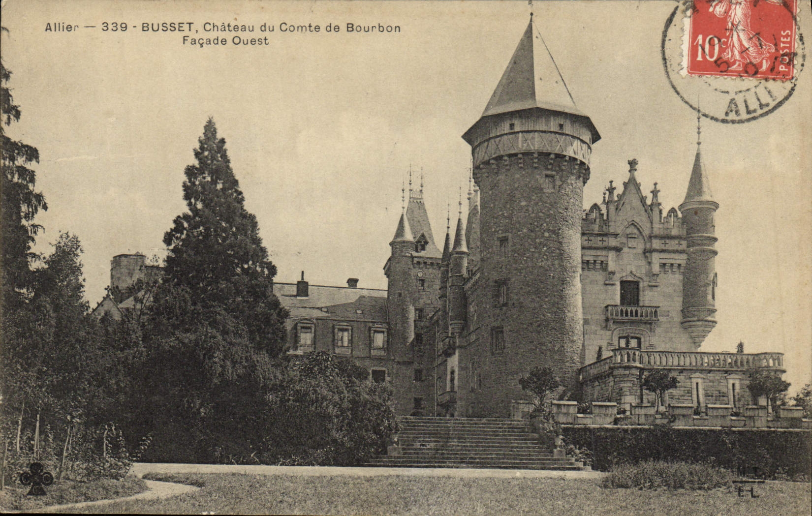 CPA Busset Chateau du Comte de Bouurbon Facade Ouest