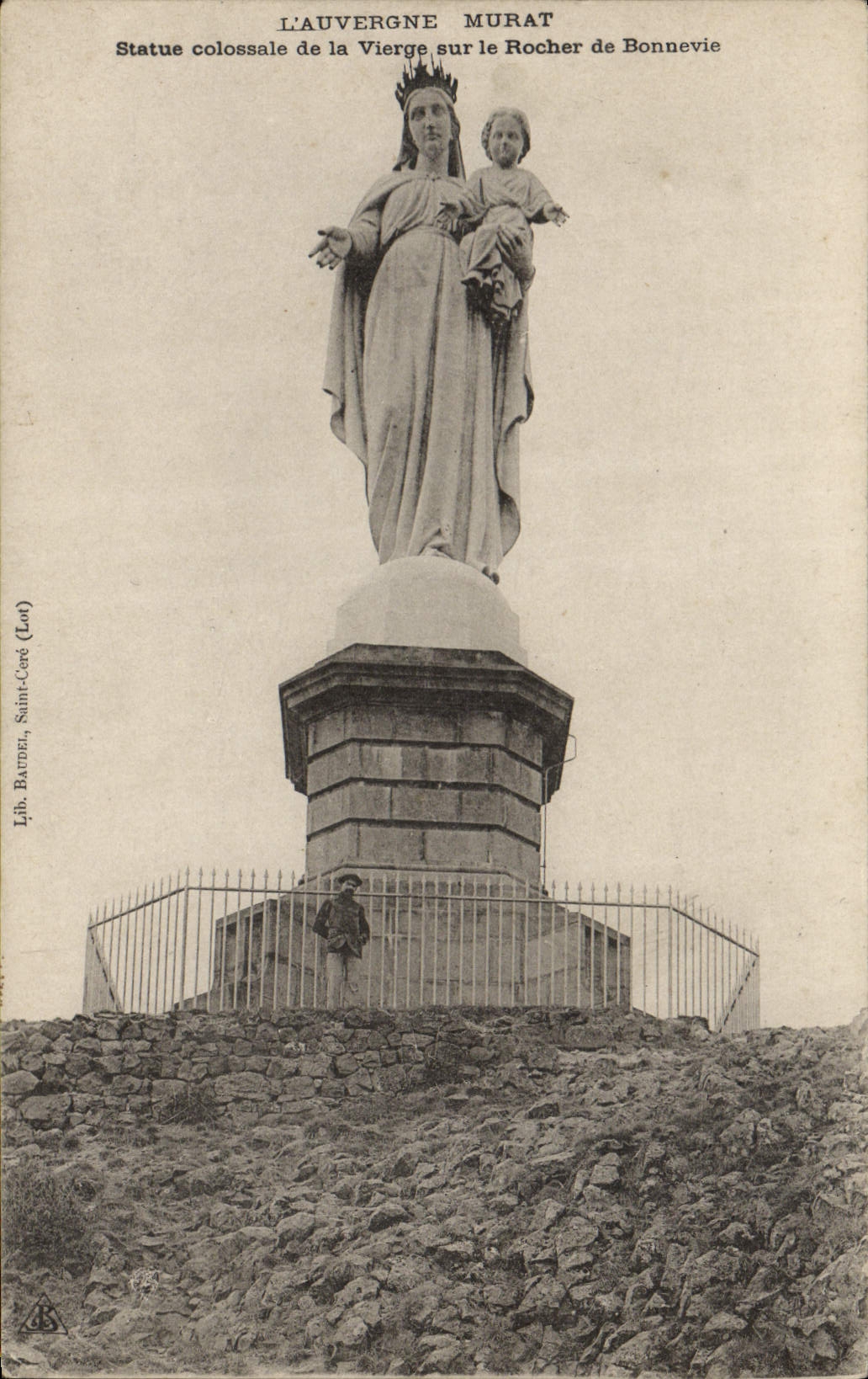 CPA L'Auvergne Murat Ststue colossale de la Vierge sur le Rocher de Bonnevie