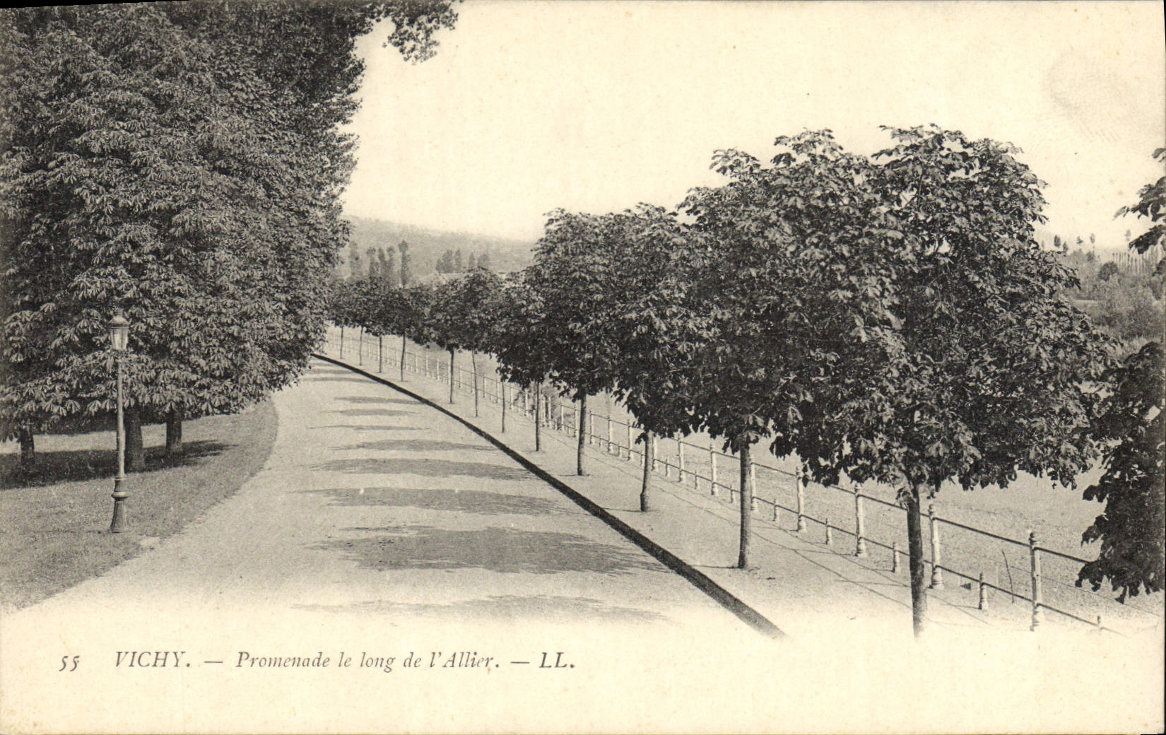 CPA Vichy Promenade le long de l'Allier 