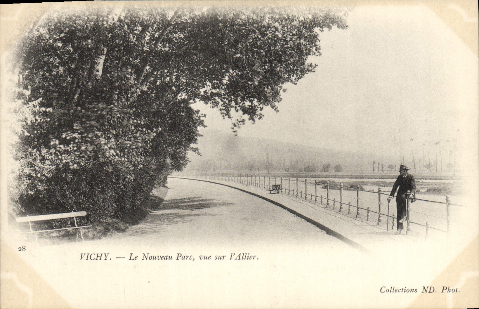 CPA Vichy Le Nouveau Parc Vue sur l'Allier 