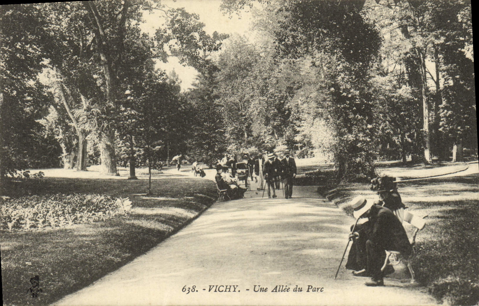 CPA Vichy Une Allee du Parc 