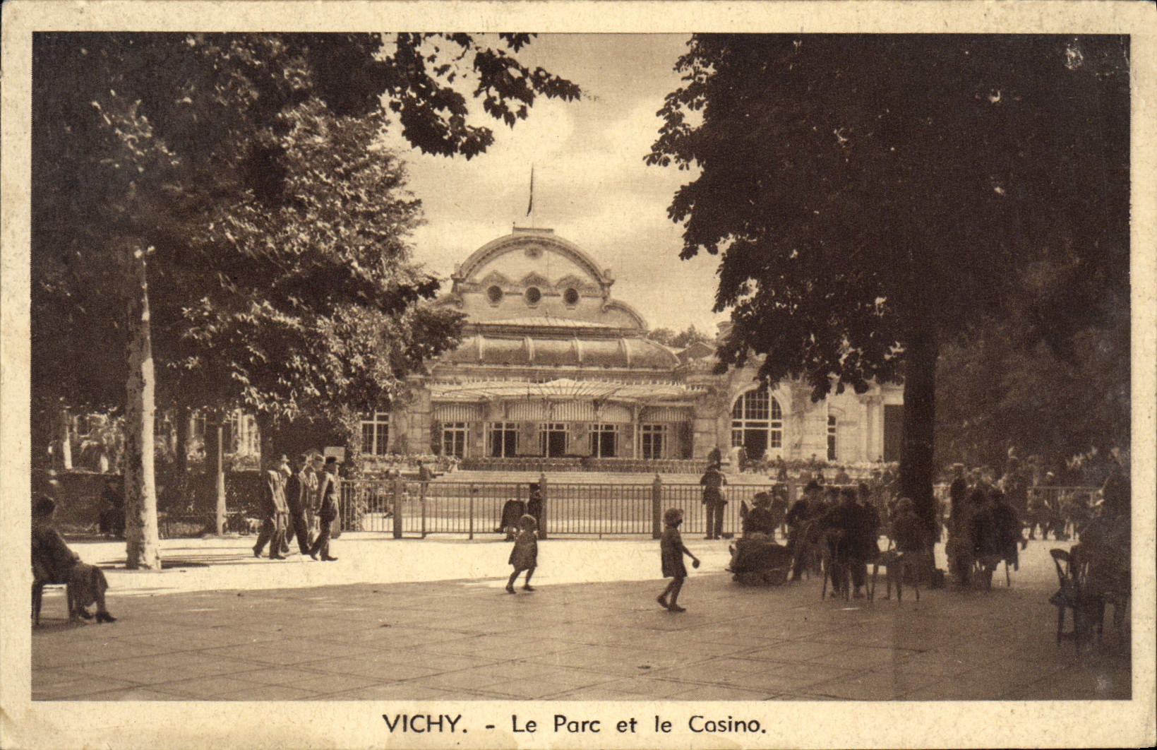 VINTAGE POSTCARD Vichy the Park and the Casino