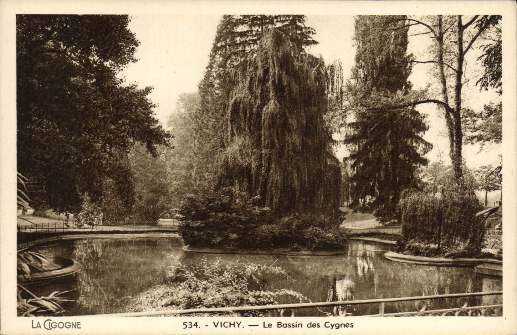 CPA Vichy Le Bassin des Cygnes 