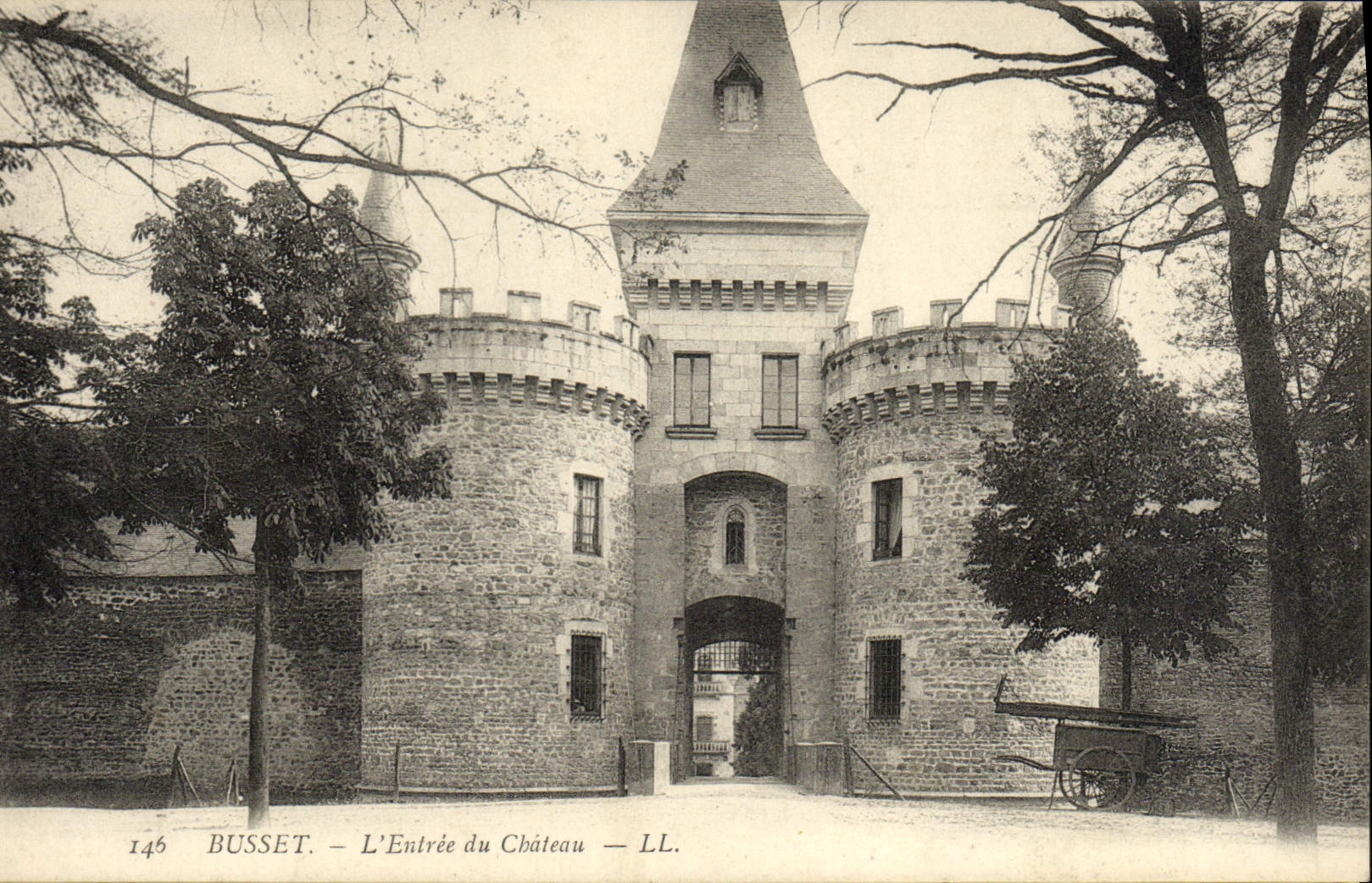 CPA Busset L'Entree du Chateau