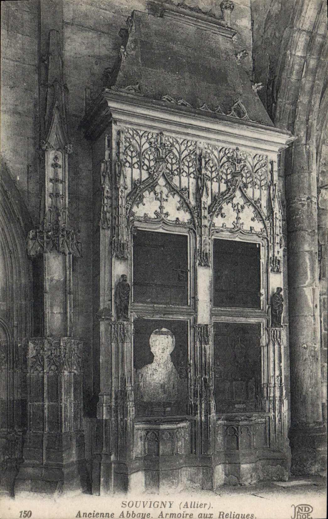 CPA Souvigny Ancienne Abbaye Armoire aux religues
