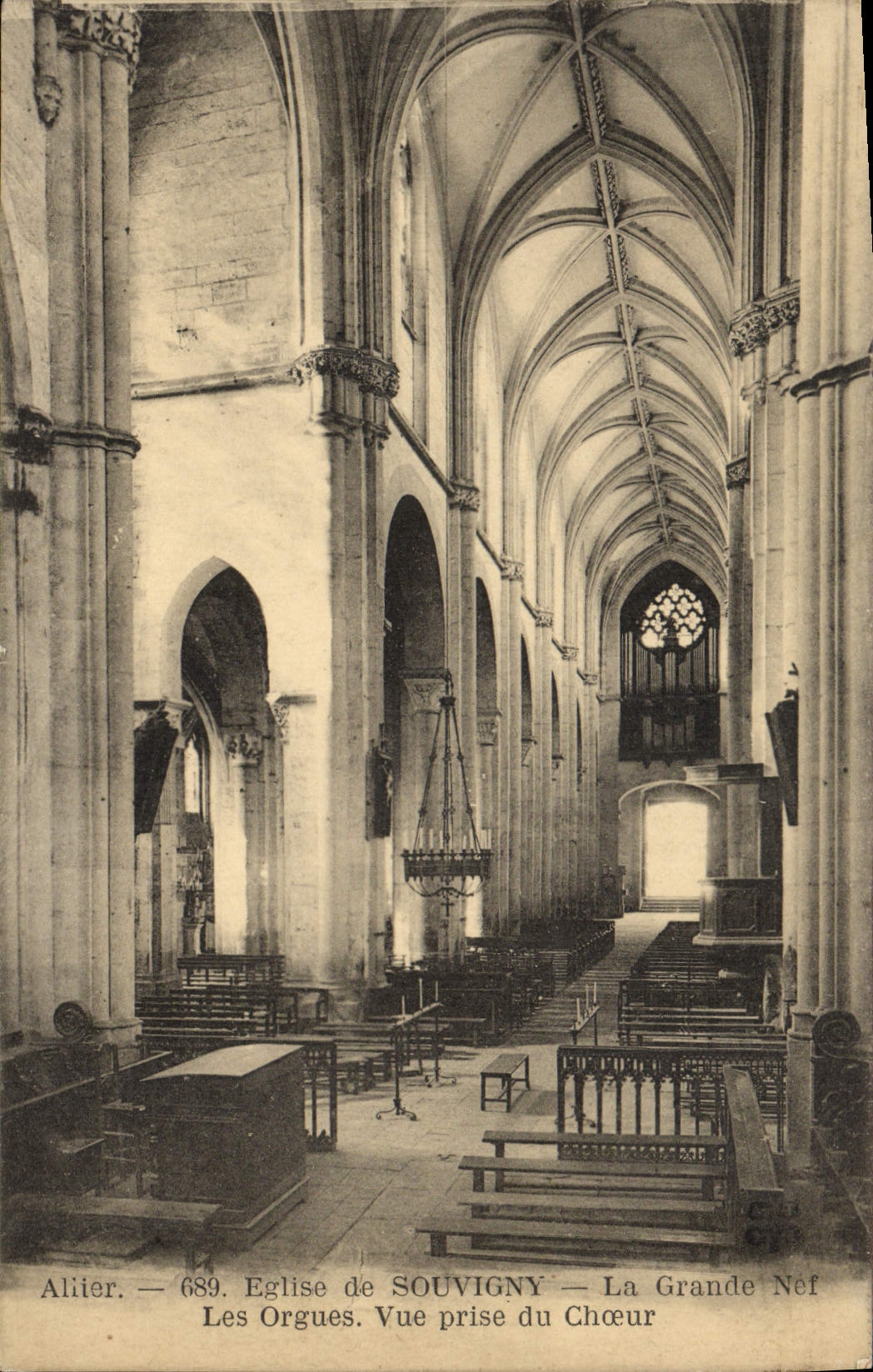 De la VENDIMIA de la POSTAL iglesia Allier del órgano grande de Souvigny vista del estribillo