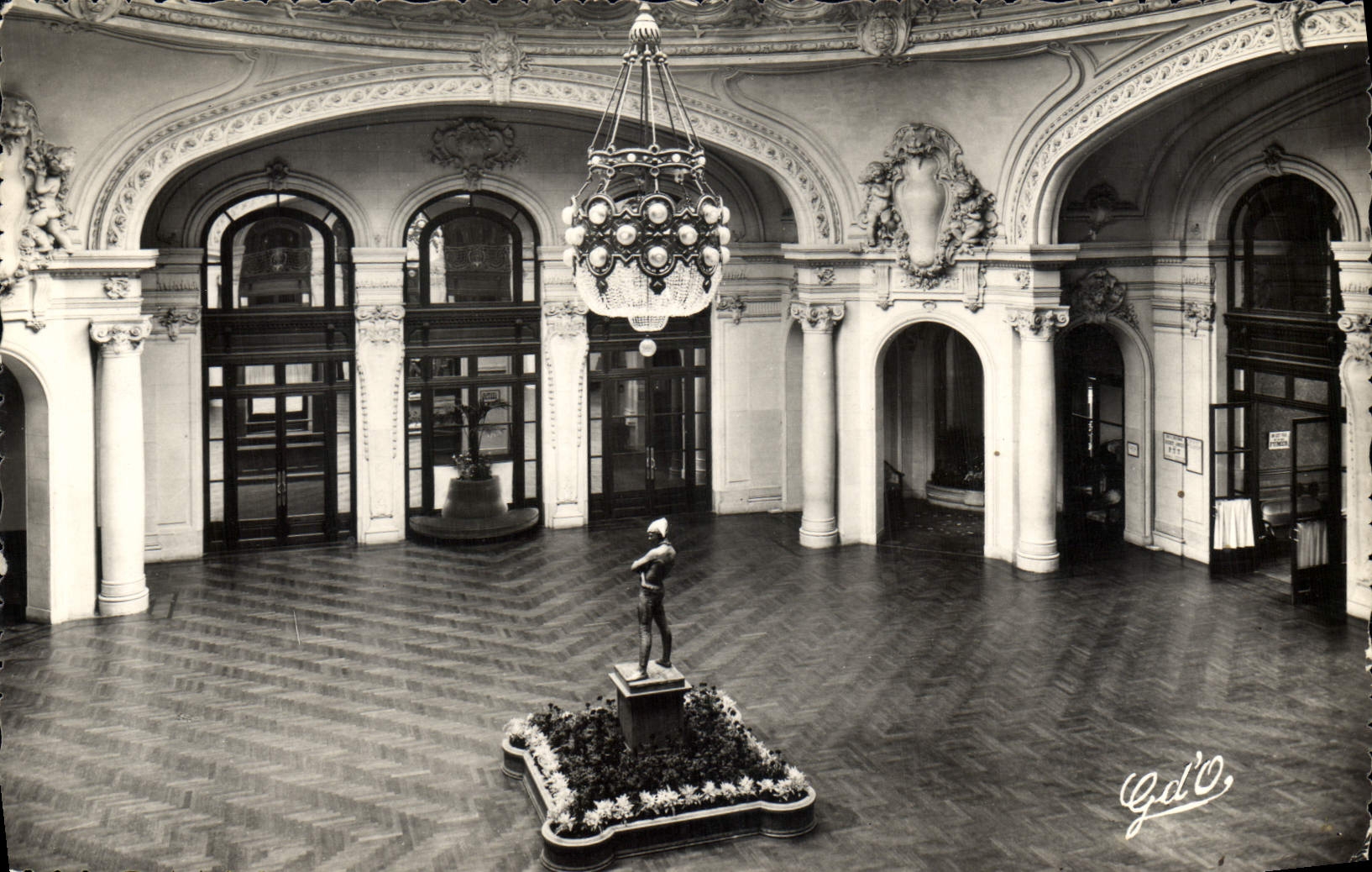 VINTAGE POSTCARD Auvergne Vichy the Large Casino Hall of the Harlequin