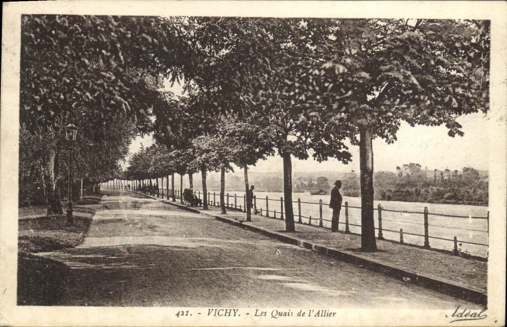 CPA Vichy Les quais de l'Allier