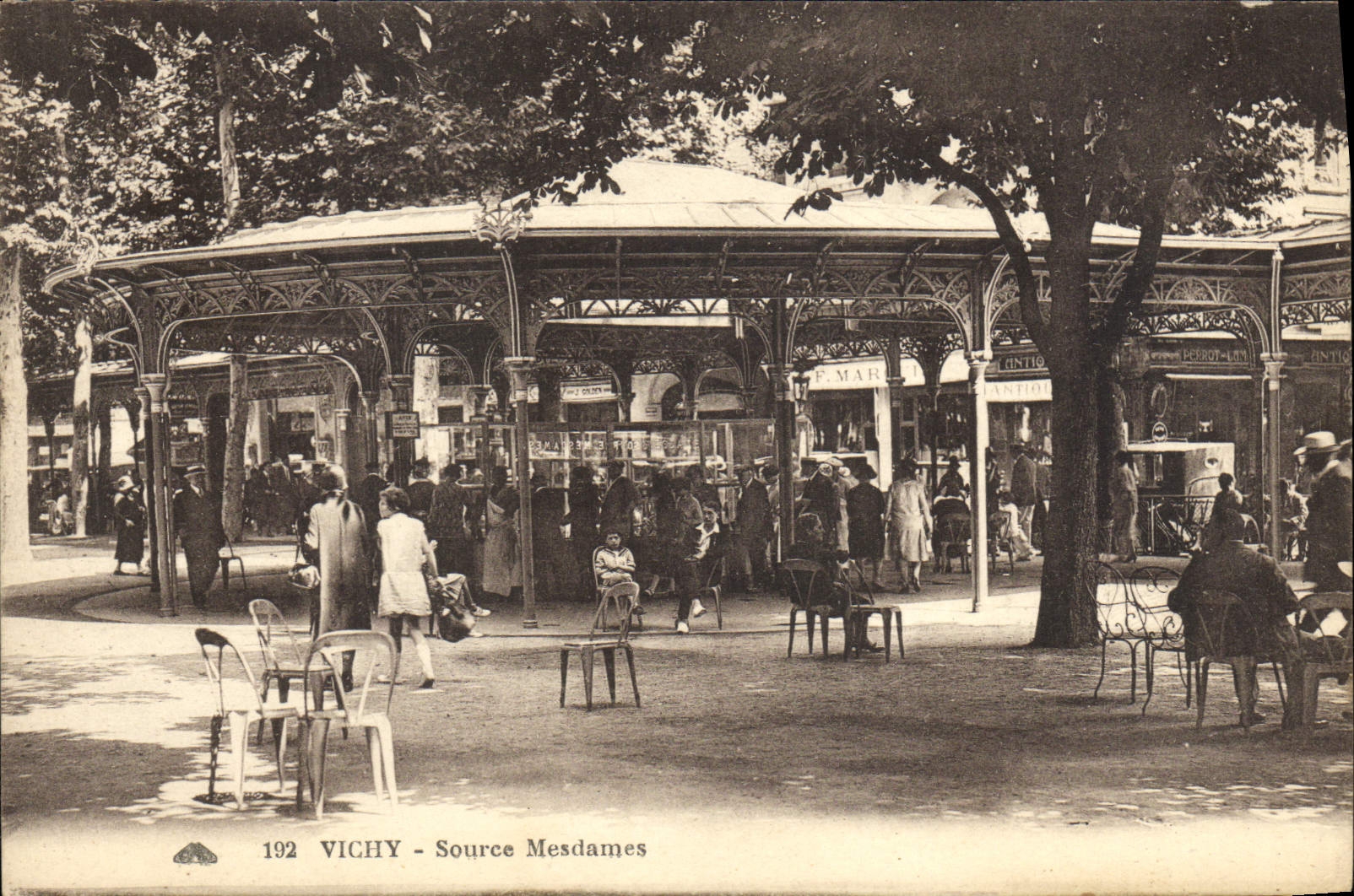 CPA Vichy Source Mesdames