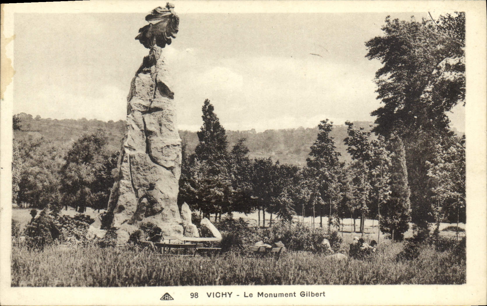 CPA Vichy Le monument gilbert