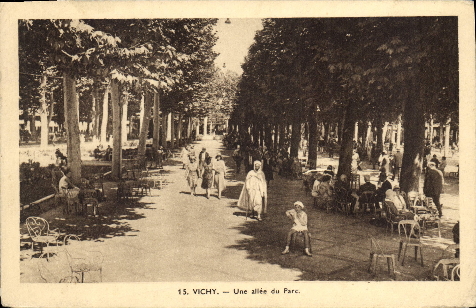 CPA Vichy une allee du parc