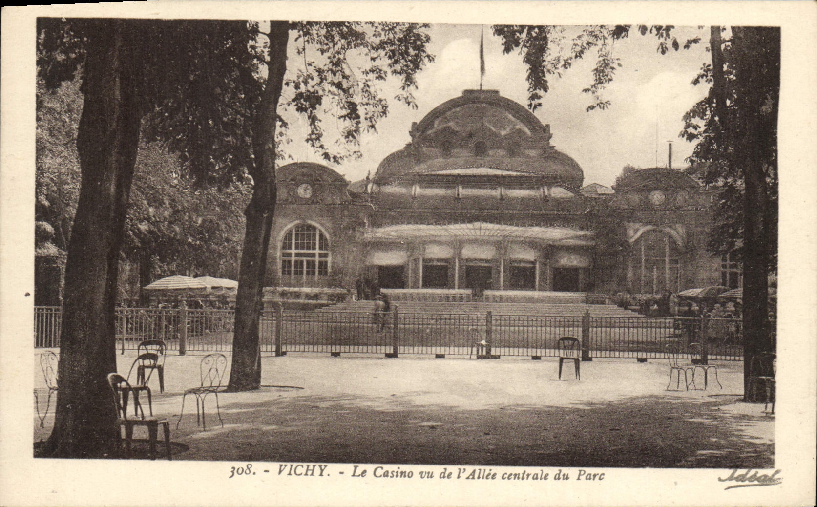 CPA Vichy Le Casino Vu de l'Allee centrale du parc