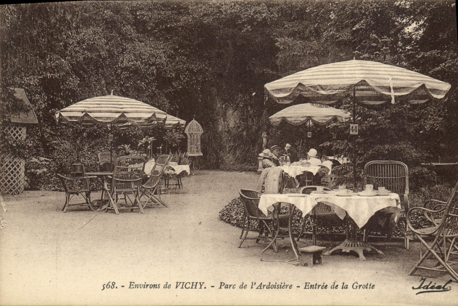 CPA Environs de Vichy Parc De l'Ardoisiere Entree de la grotte