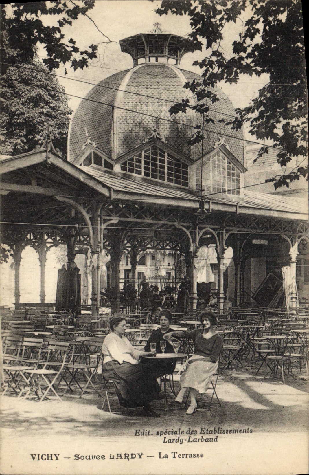 CPA Vichy Source Lardy La terrasse