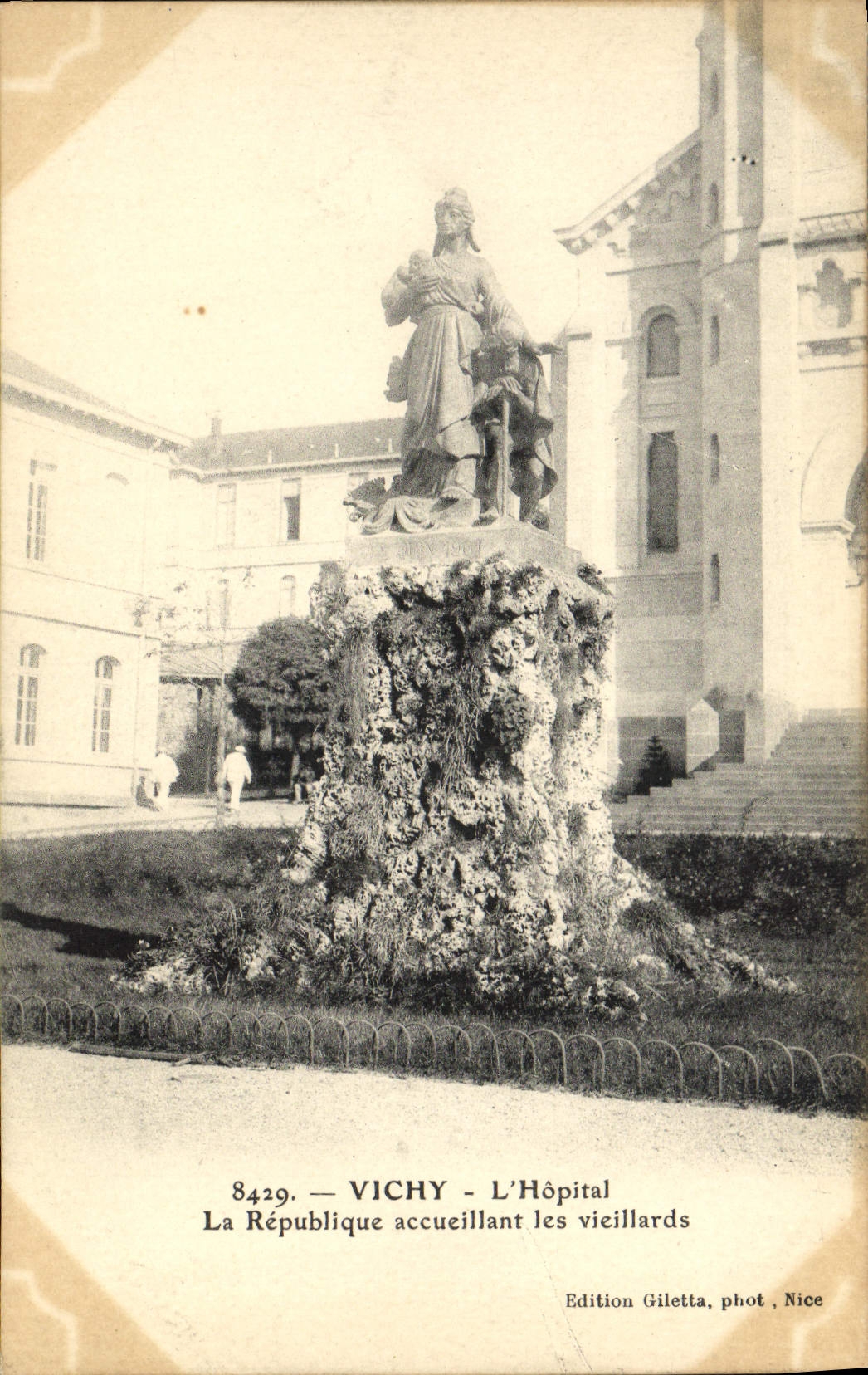 CPA Vichy L'Hopital La Republique accueillant les vieillards