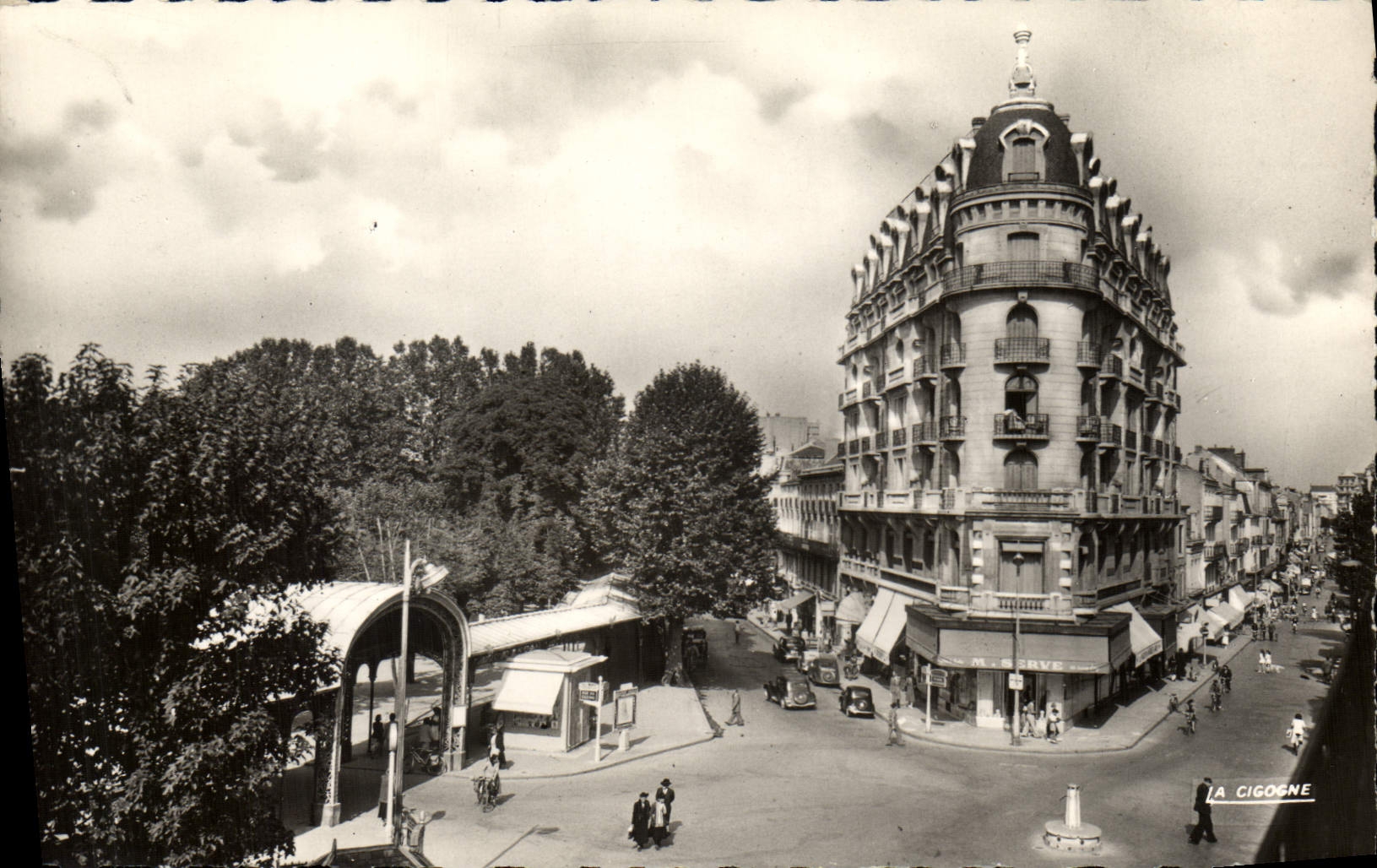 CPM Vichy Vue Sur Les Rues G Clemenceau et President Wilson