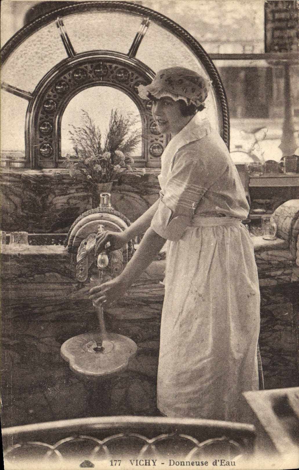 CPA Vichy Donneuse D'Eau