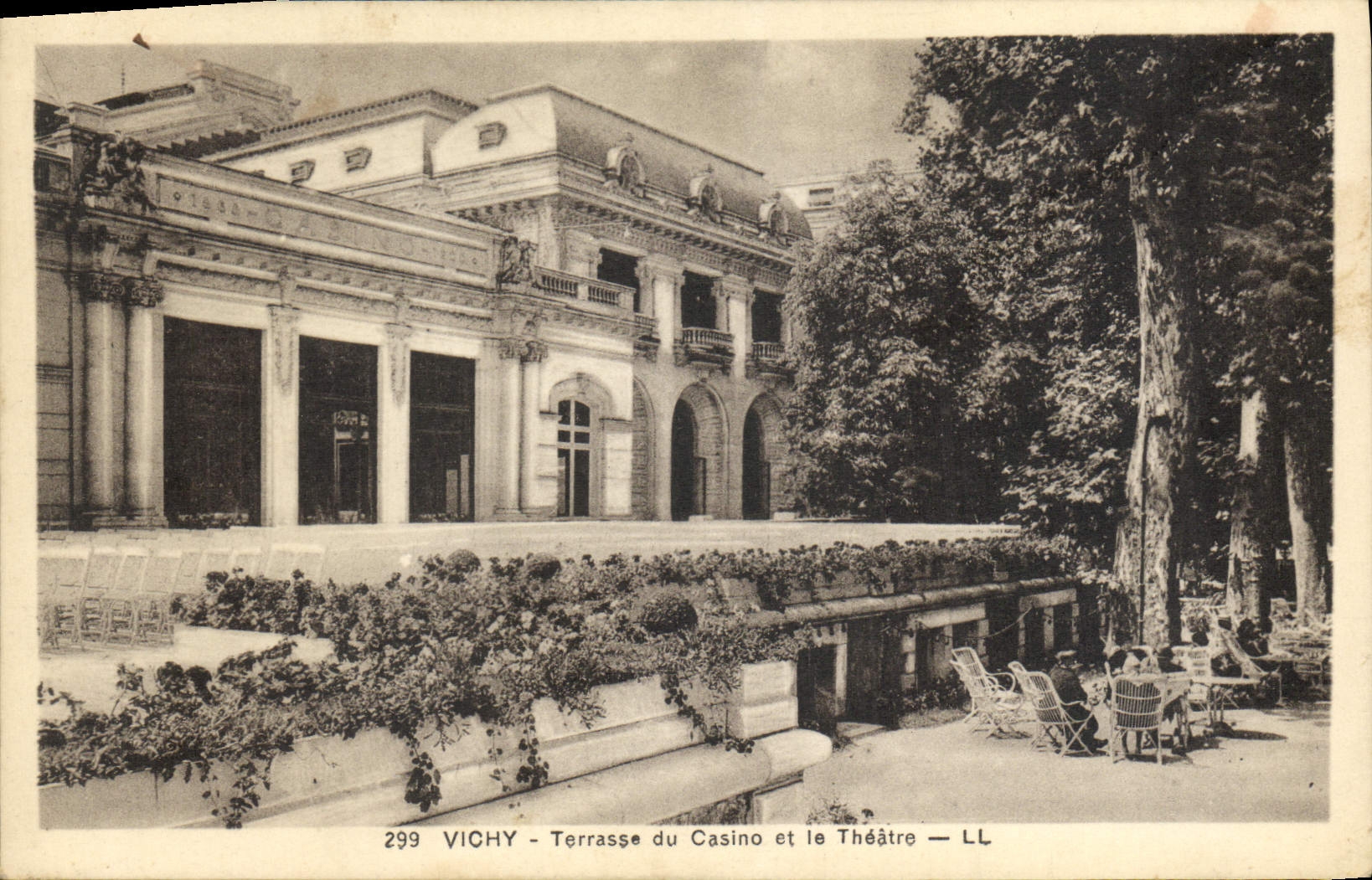 CPA Vichy Terrasse du casino et le theatre