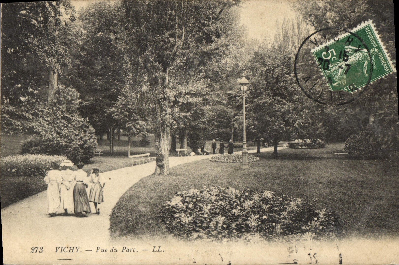VINTAGE POSTCARD Vichy seen of the park