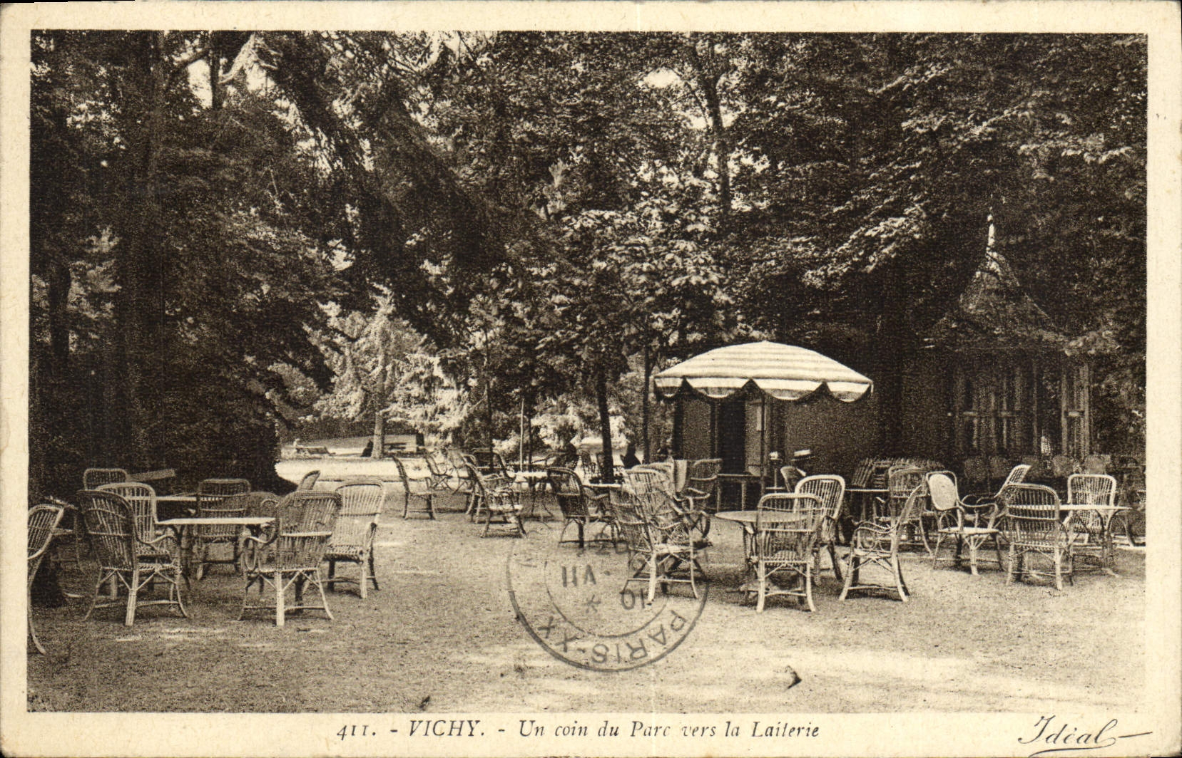 CPA Vichy Un Coin Du Parc vers la laiterie